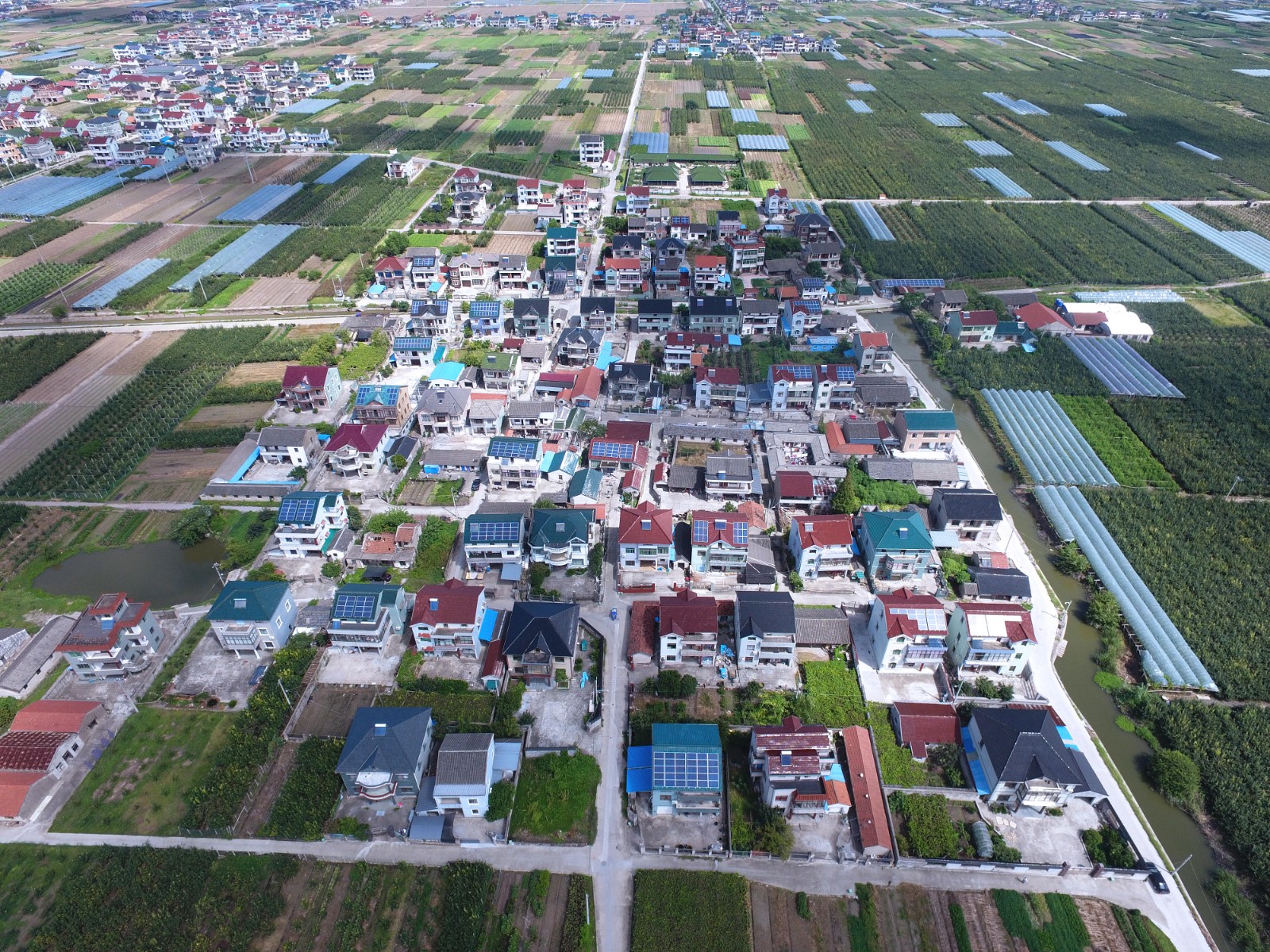 2023年户用漫衍式光伏政策扶持强、、、市场需求大、、、装机规模大