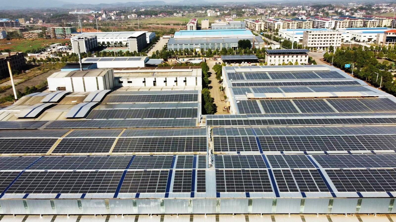 6月以来，，，室外温度居高不下！！！多地供电主要，，，光伏电站或将为工商业企业带来“用电自由！！！